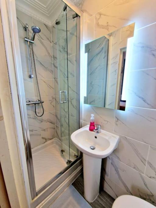 Charming Home With Private Balcony, On 1St Floor, With 2 Bathrooms, 3 Min Walk To Earl'S Court Station London Ngoại thất bức ảnh