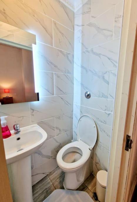 Charming Home With Private Balcony, On 1St Floor, With 2 Bathrooms, 3 Min Walk To Earl'S Court Station London Ngoại thất bức ảnh